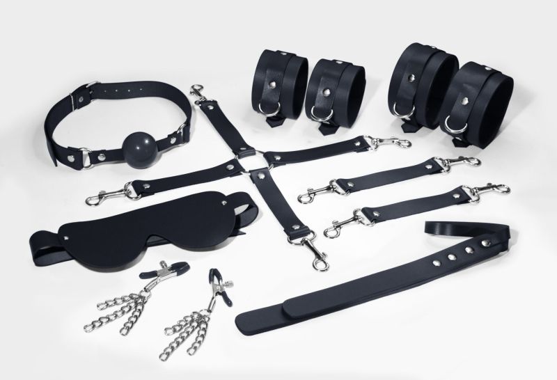 Набор Feral Feelings BDSM Kit 7 Black, наручники, поножи, коннектор, маска, падл, кляп, зажимы